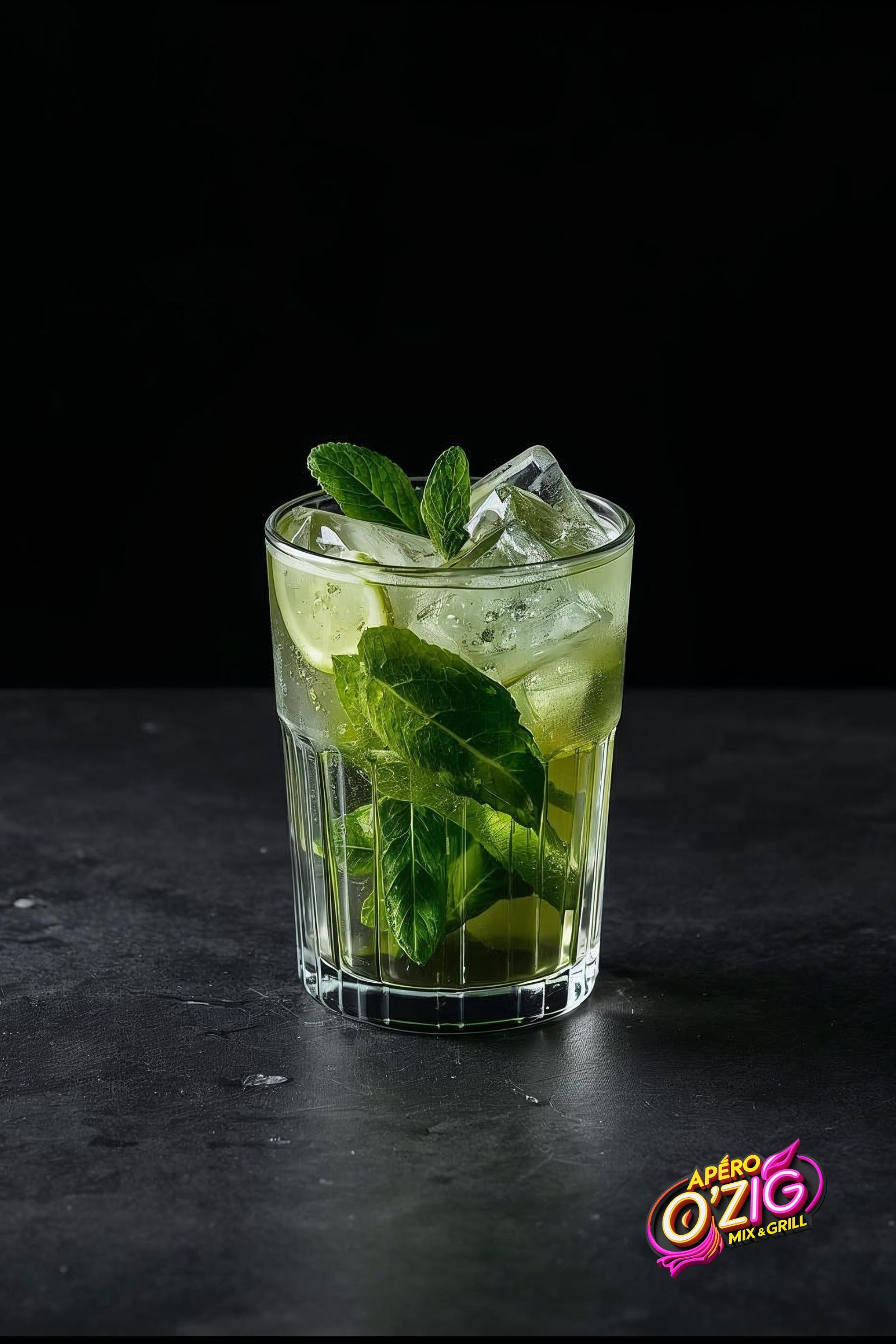 Cocktail Mojito frais garni de menthe et citron vert, servi dans un verre cannelé avec glaçons. Photo professionnelle pour Apéro O’Zig – Mix & Grill.